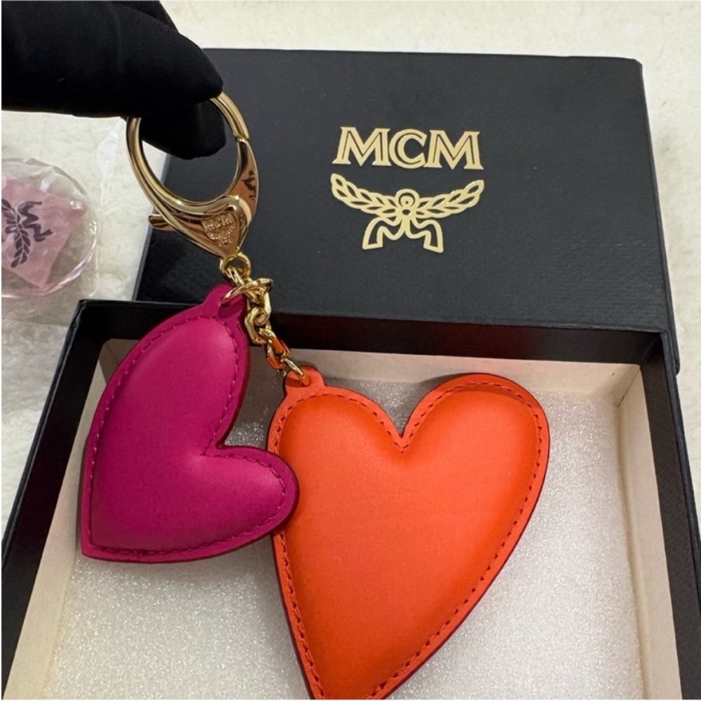 MCM Double Heart Keychain - Picture 3 of 7